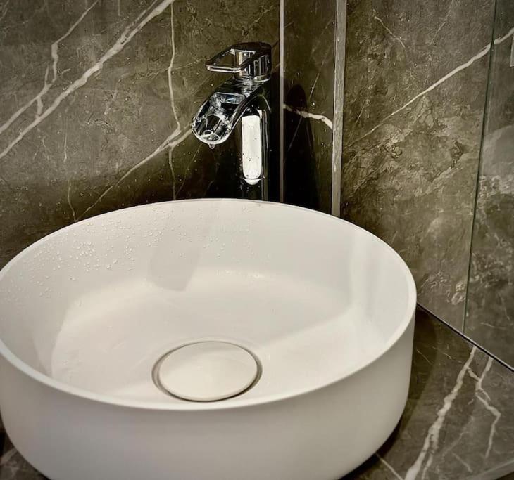 Stunning Luxury Croydon Apartment Gatwick Airport Close パーリー エクステリア 写真
