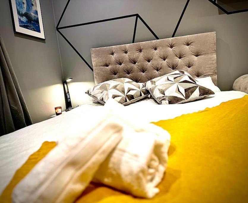 Stunning Luxury Croydon Apartment Gatwick Airport Close パーリー エクステリア 写真